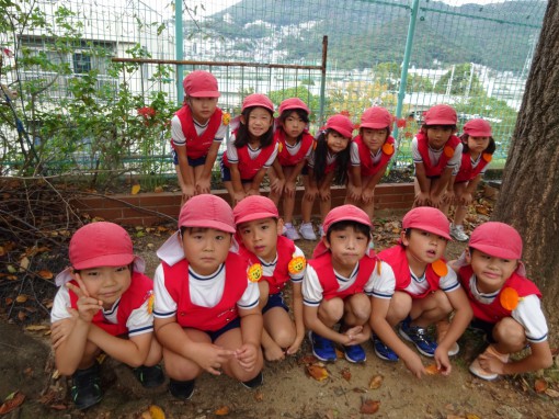運動会の練習前に花の前に並びました(5歳児組)