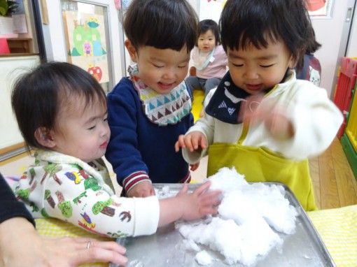 雪を室内へ持ってきました(0歳児組)
