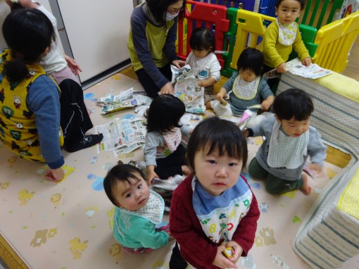 新聞紙遊び(0歳児組)