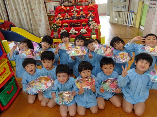 手作り人形を持って(4歳児組)